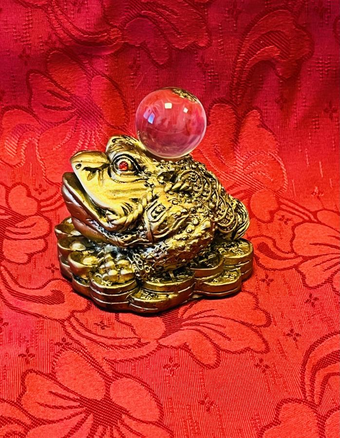 A/ Trojnohá žaba s kryštálovou guľou" symbol bohatstva a šťastia" (5x7cm)