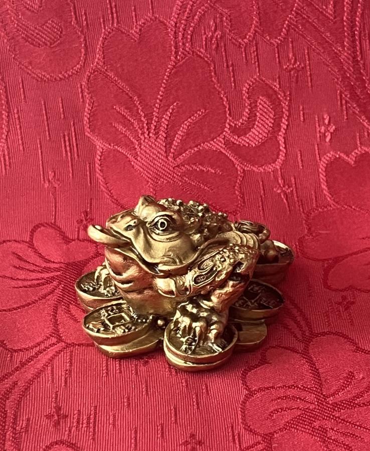 A/ Trojnohá žaba s mincou" symbol bohatstva a šťastia" (3x6 cm)